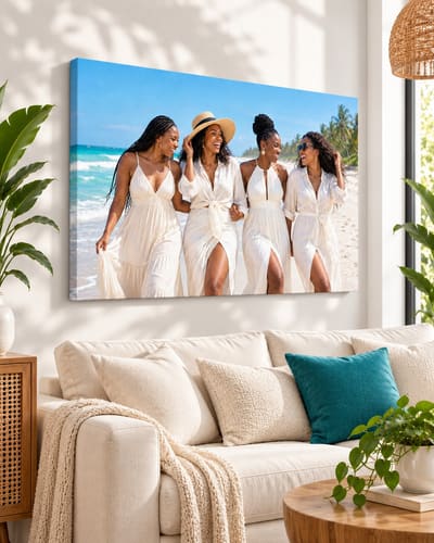 Canvas avec une photo d’amies à la plage, au-dessus d’un canapé.